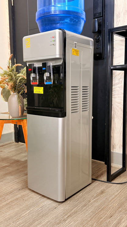 Dispensador Eléctrico De Agua Fría Y Caliente Pedestal plata