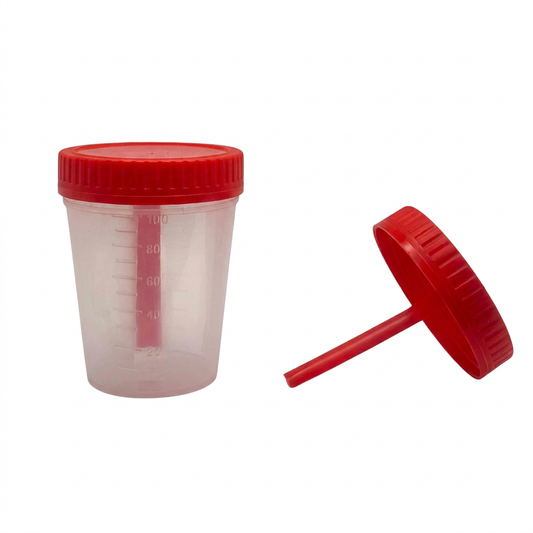 Frasco para muestra de heces con tapa roja y cucharilla sobre fondo blanco