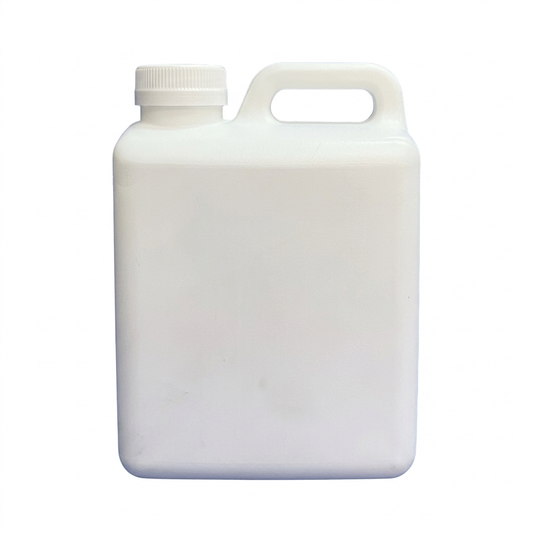 Bidón plástico blanco de 1 litro con asa y tapa sobre fondo blanco